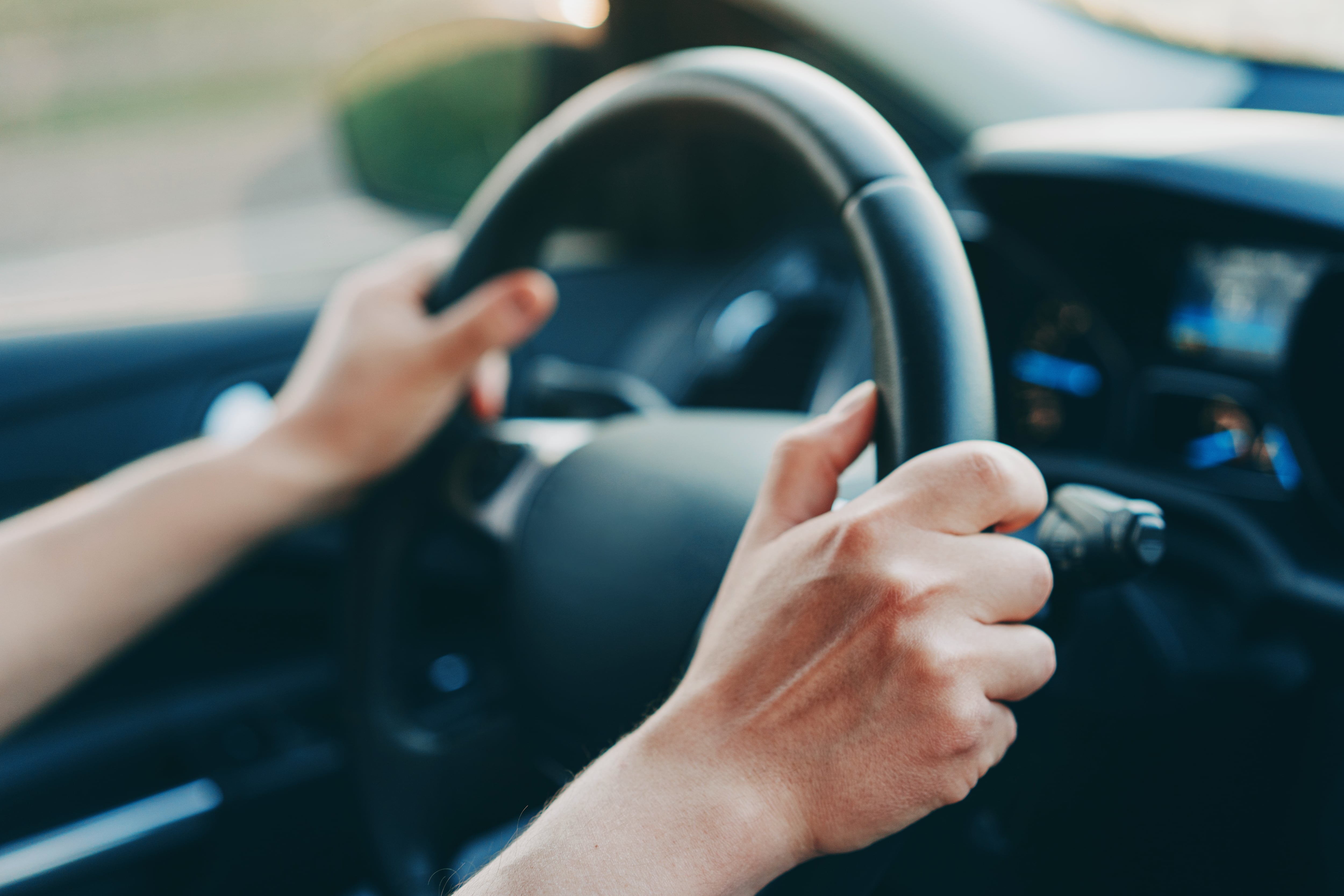 Una vibración inusual en el volante puede estar relacionada con diferentes componentes del vehículo.