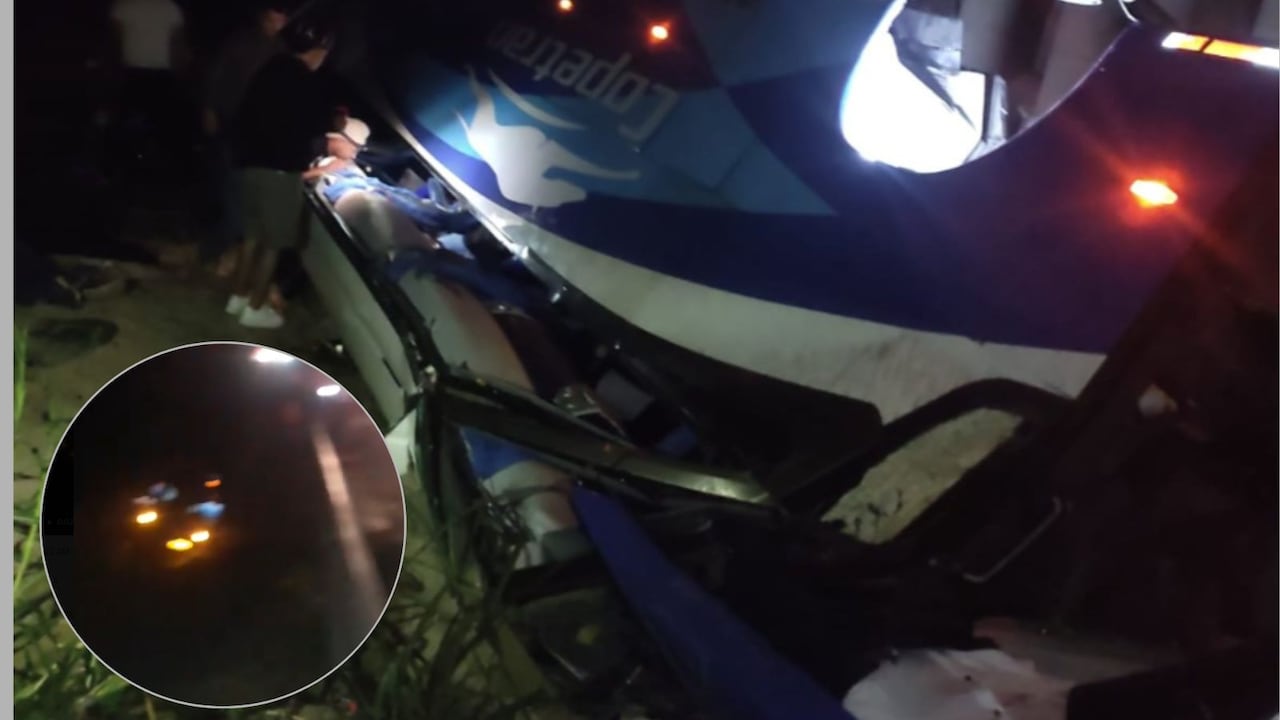 El bus terminó en una zona de difícil acceso tras caer desde un puente en el sector El Marqués, jurisdicción de Aguachica, Cesar. El accidente dejó un balance preliminar de dos personas fallecidas y más de 10 heridas.