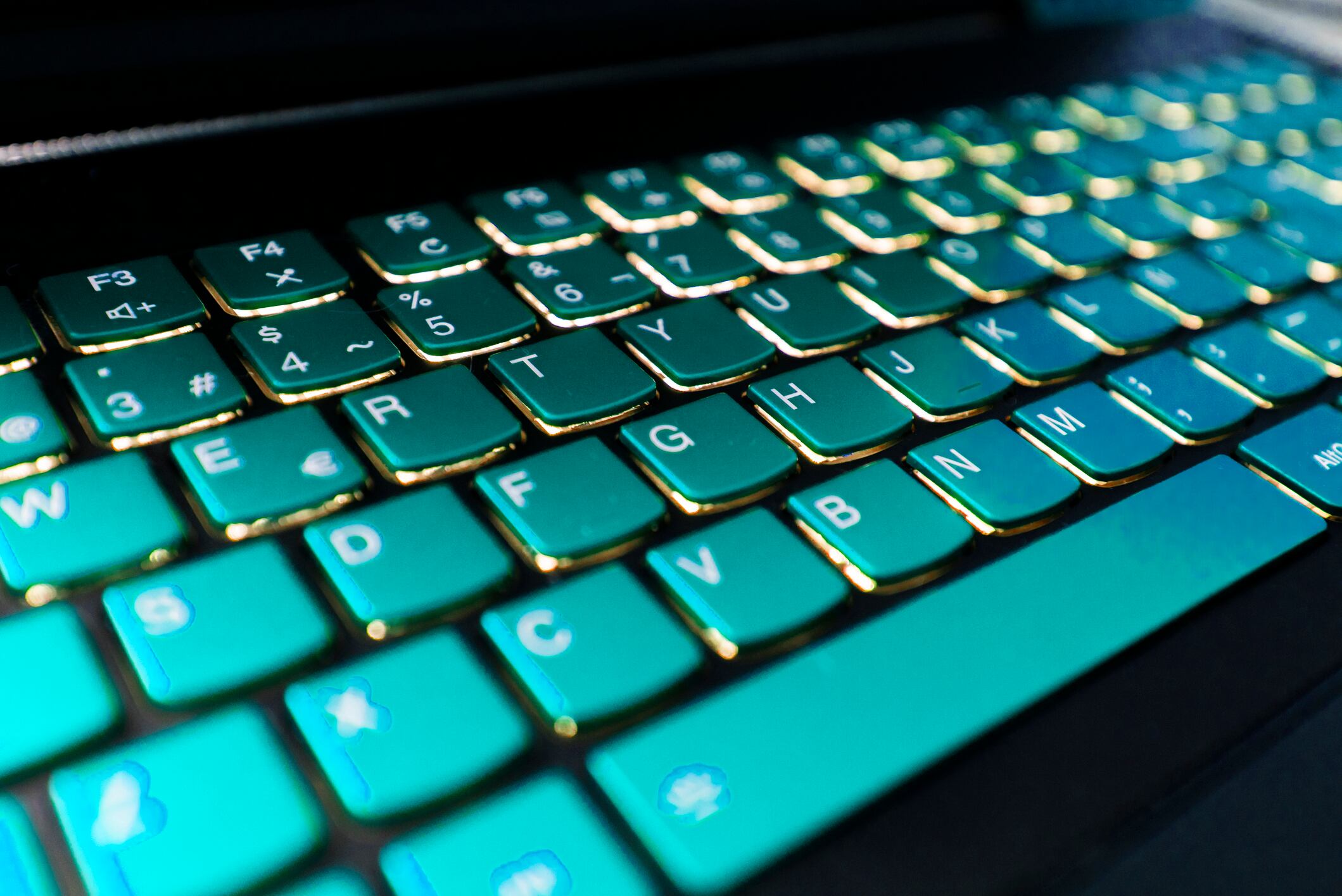 La textura bajo las teclas F y J fue diseñada para mejorar la escritura sin necesidad de mirar el teclado.