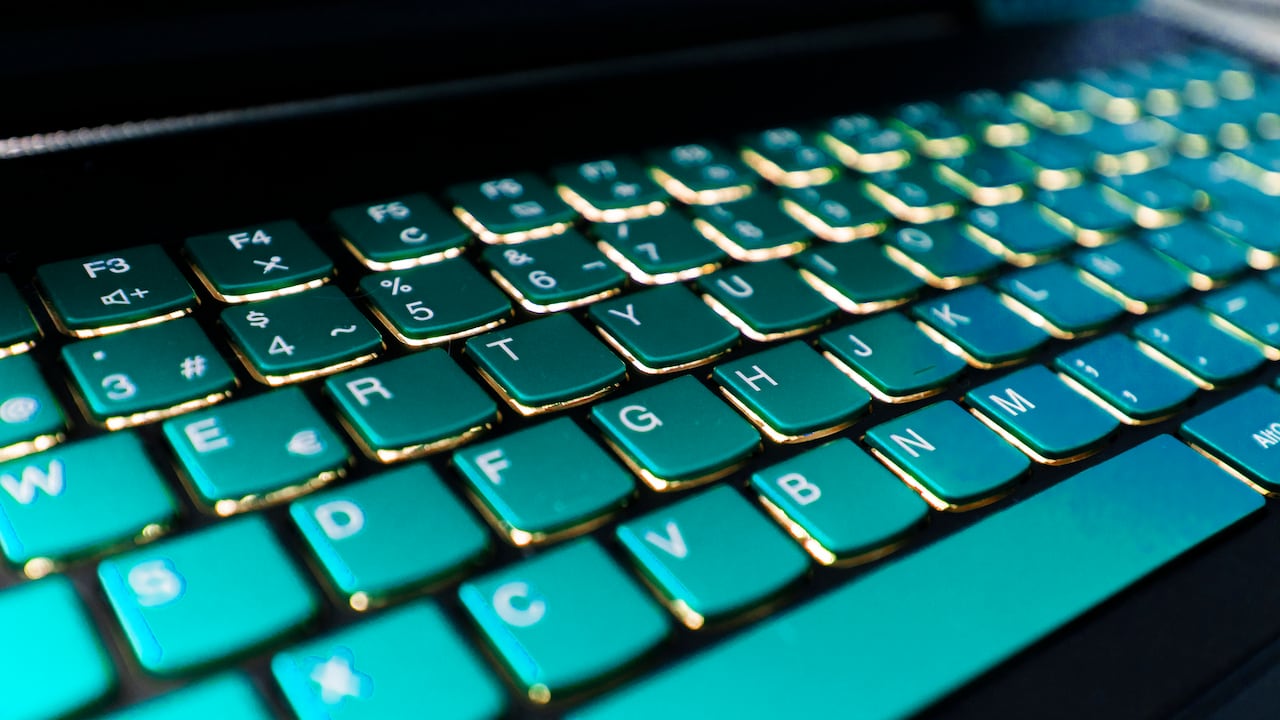 La textura bajo las teclas F y J fue diseñada para mejorar la escritura sin necesidad de mirar el teclado.