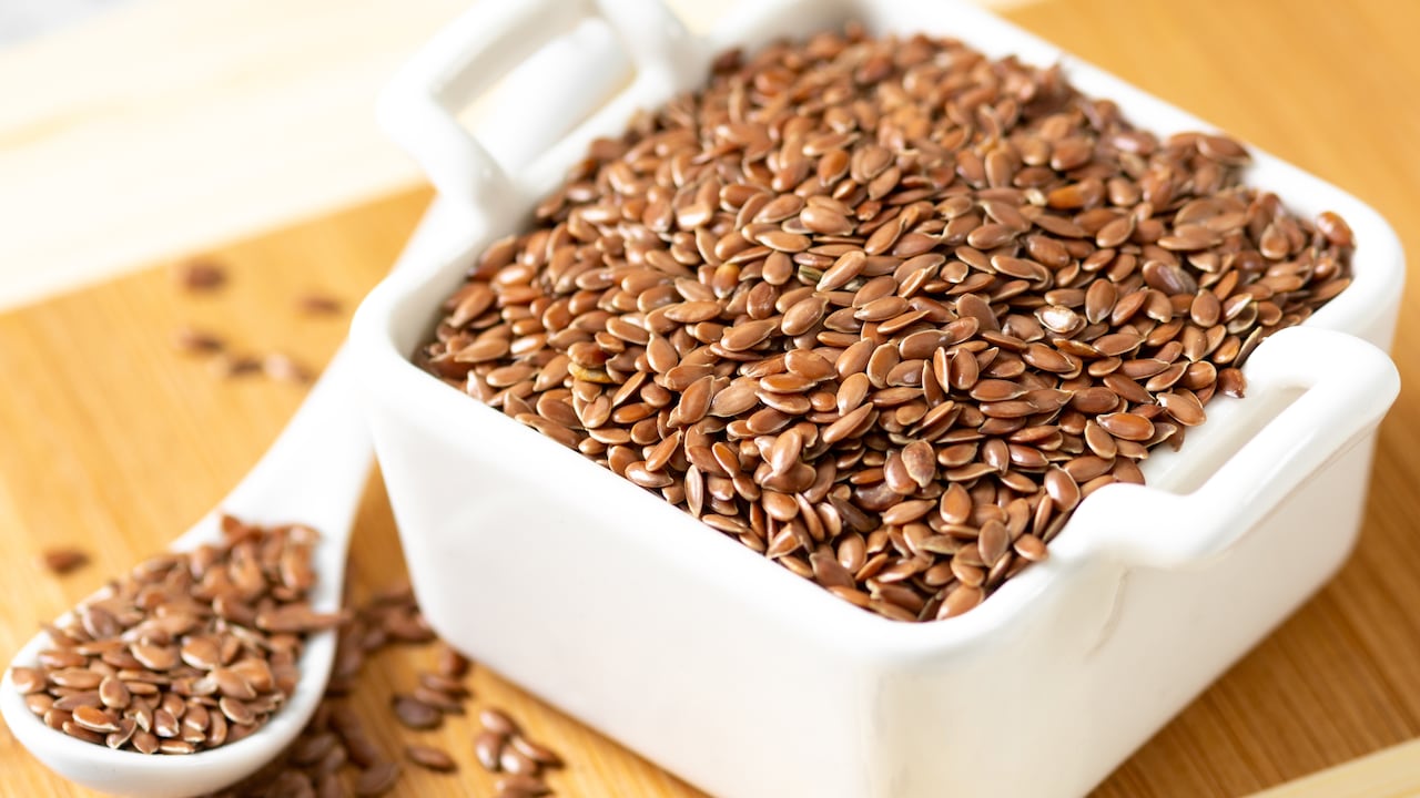 Las semillas de lino o linaza, dentro de una dieta equilibrada, pueden ser de las mejores aliadas para la microbiota intestinal.