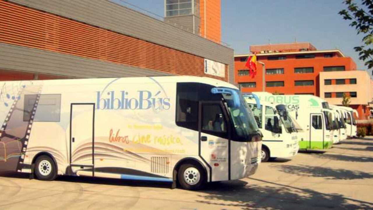 Algunos bibliobuses durante un congereso de bibliotecas móviles.