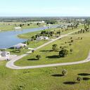 La compañía ofrece una selección de lotes residenciales que cuentan con agua potable, desagüe, calles pavimentadas, cable e internet disponibles en el área. Además, está a cinco minutos de la playa.