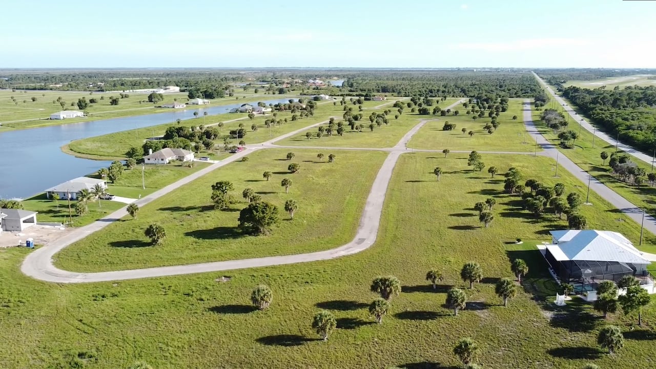 La compañía ofrece una selección de lotes residenciales que cuentan con agua potable, desagüe, calles pavimentadas, cable e internet disponibles en el área. Además, está a cinco minutos de la playa.