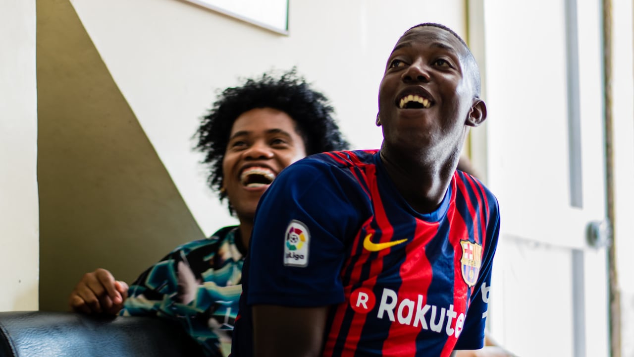 El primo de Yerry, Brayan Mina, y un hincha del Barcelona celebran la entrada del 'Chamito'.