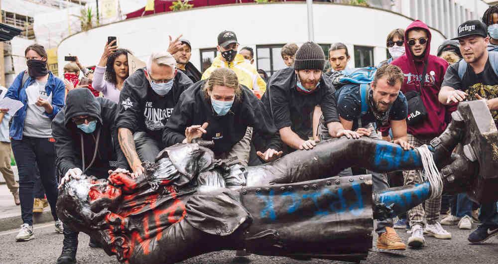 Estatua de Edward Colston, en Bristol, Inglaterra. Tras derribar la estatua del esclavista, los manifestantes la arrastraron por las calles de esa ciudad hasta tirarla al río Avon.