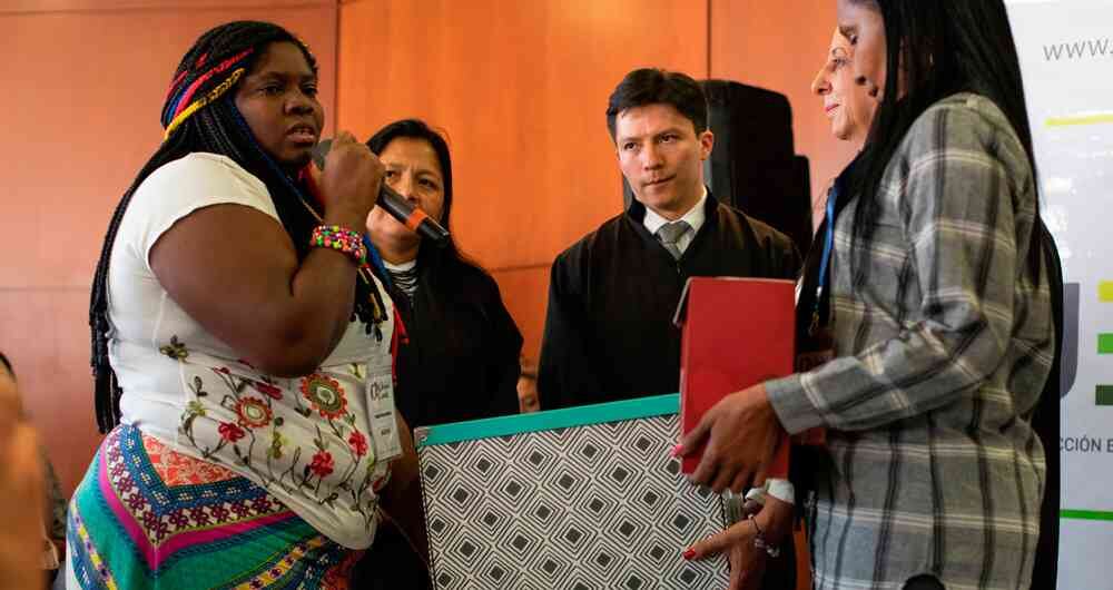 Yolanda Perea, integrante de la Mesa Nacional de Víctimas, hizo entrega de los casos documentados a los magistrados.