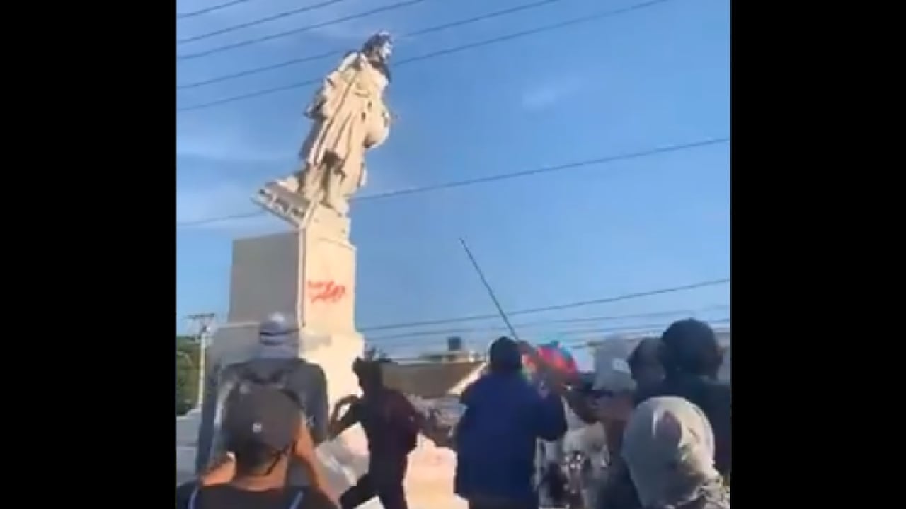 Imagen captada instantes previos a la caía del monumento.