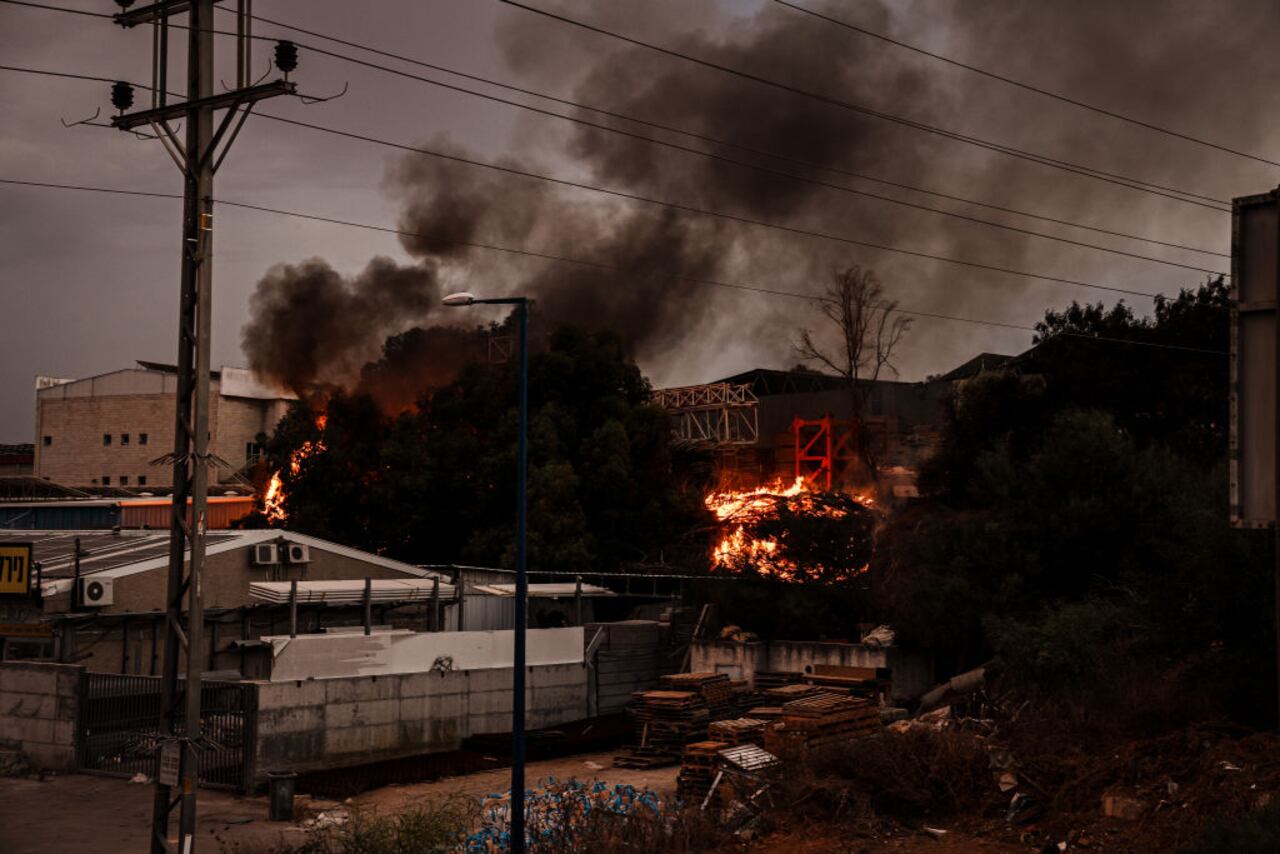 La Franja de Gaza se sume en la tristeza y la incertidumbre tras un ataque israelí que ha arrebatado la vida del Ministro de Economía de Hamás y un alto funcionario de la organización.