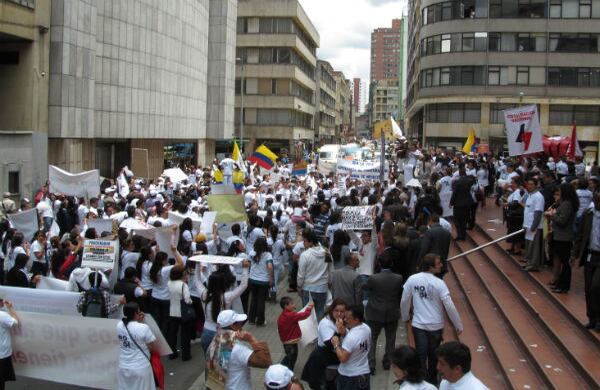 Los manifestantes bloquearon por momentos la carrera cuarta en el  centro de Bogotá. El trancón se extendió por varias cuadras.