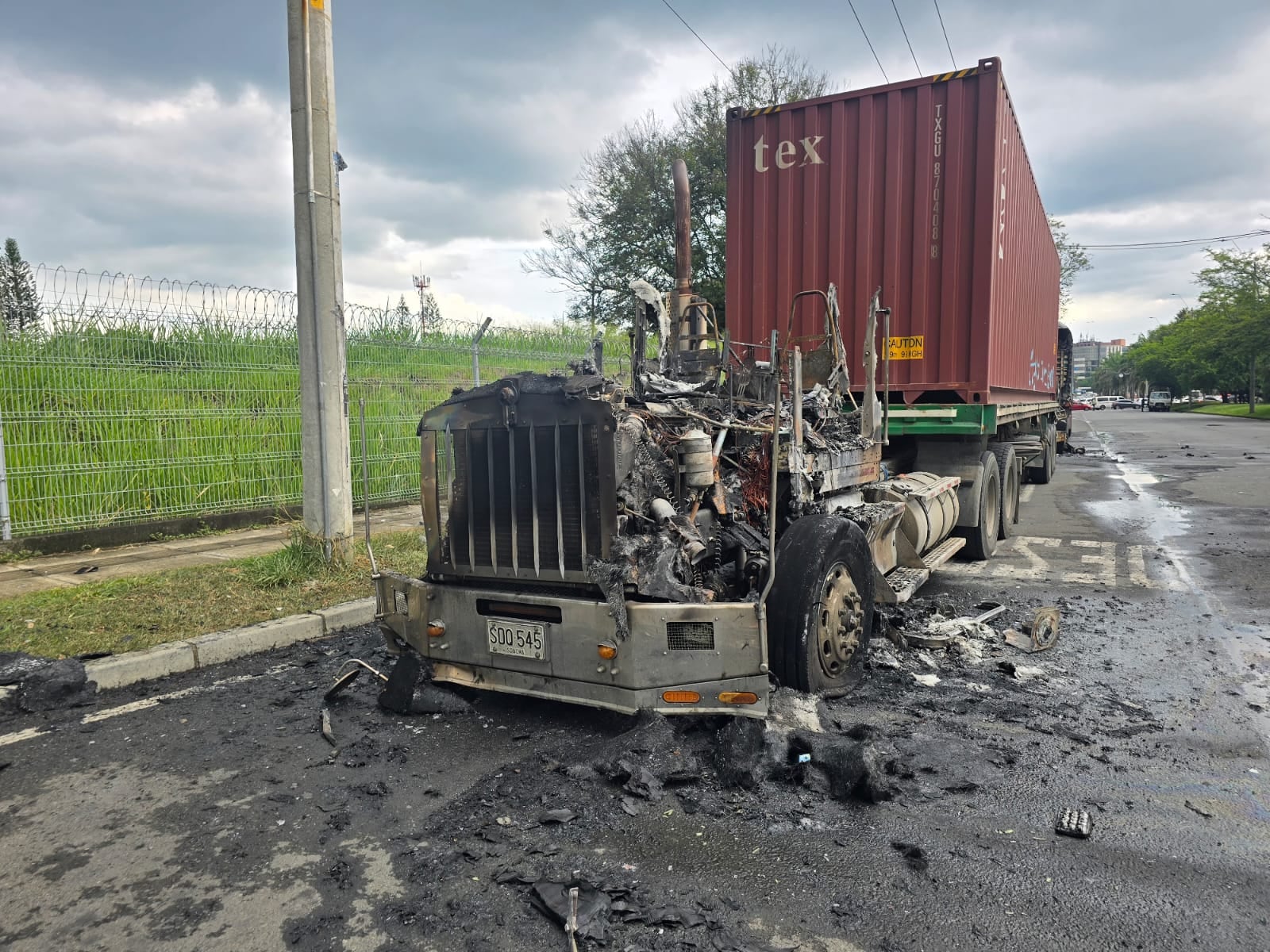 Tractocamiones incinerados en inmediaciones de la Univalle, sur de Cali