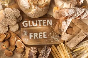 El gluten es una proteína presente en el trigo, cebada y centeno.