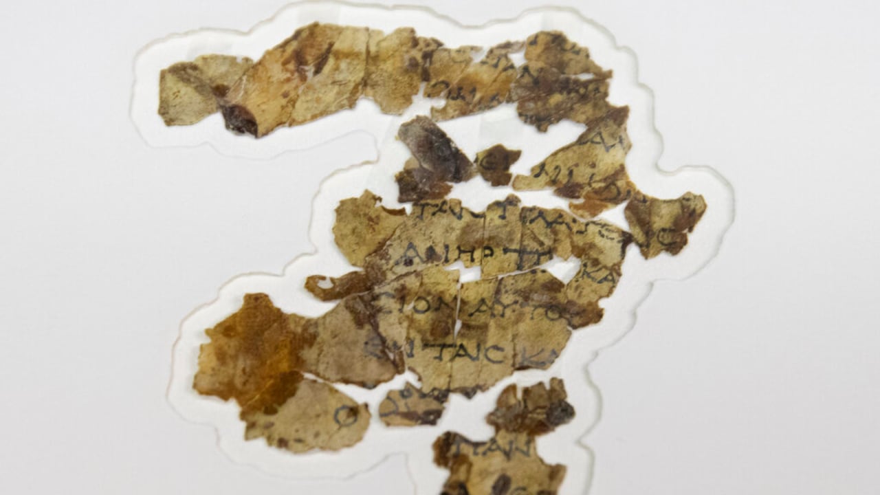 La Autoridad de Antigüedades de Israel muestra fragmentos de los manuscritos del Mar Muerto recién descubiertos, en un laboratorio en Jerusalén, el 16 de marzo de 2021. (AP Foto/Sebastian Scheiner)