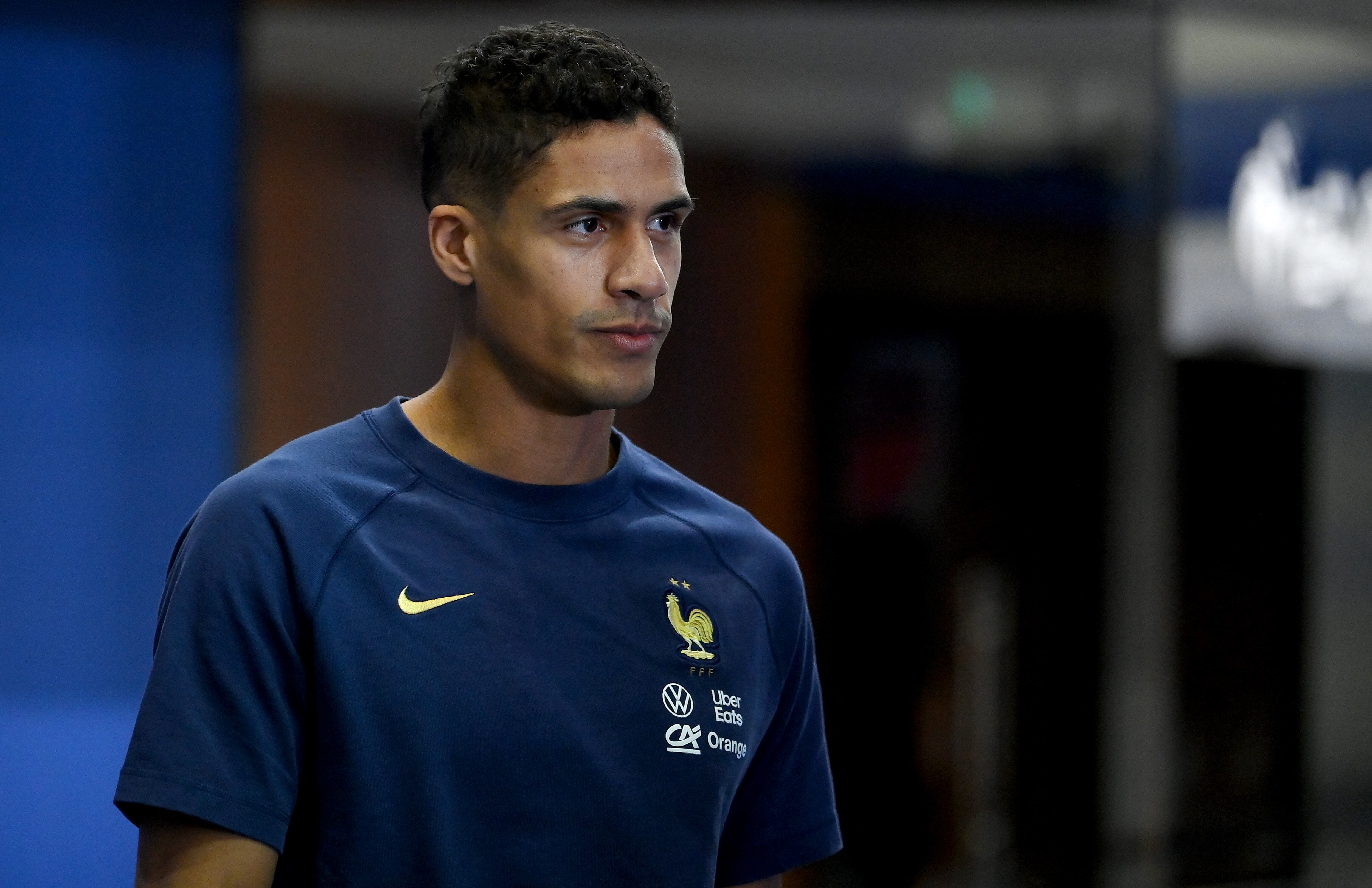 El central francés Raphael Varane, que estuvo a punto de perderse el Mundial Qatar 2022 por una lesión en el Manchester United, advirtió este lunes que “el único objetivo es ganar” el torneo orbital con la selección gala. (Photo by FRANCK FIFE / AFP)