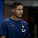 El central francés Raphael Varane, que estuvo a punto de perderse el Mundial Qatar 2022 por una lesión en el Manchester United, advirtió este lunes que “el único objetivo es ganar” el torneo orbital con la selección gala. (Photo by FRANCK FIFE / AFP)