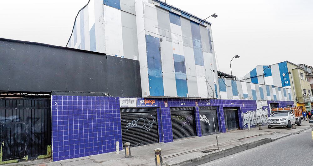 De las luces, la música y la diversión nocturna que protegía al barrio Santa Fe, ahora solo quedan ruinas que esconden una descontrolada criminalidad. 