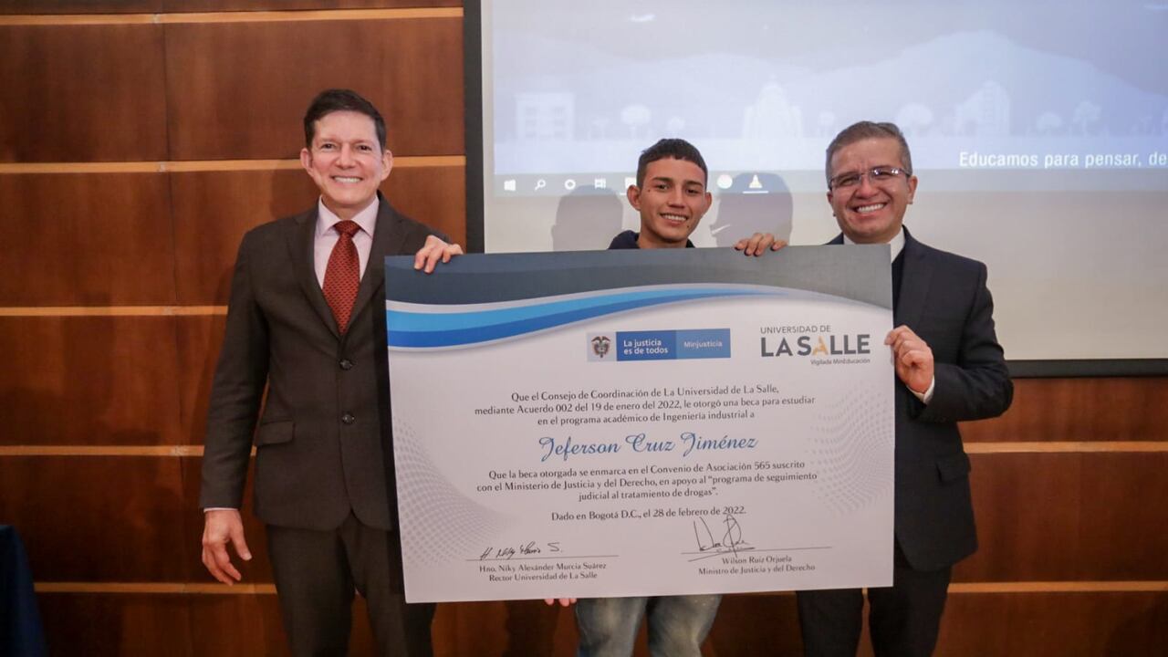 Joven que salió de las drogas y pasó a ser becado por Minjusticia