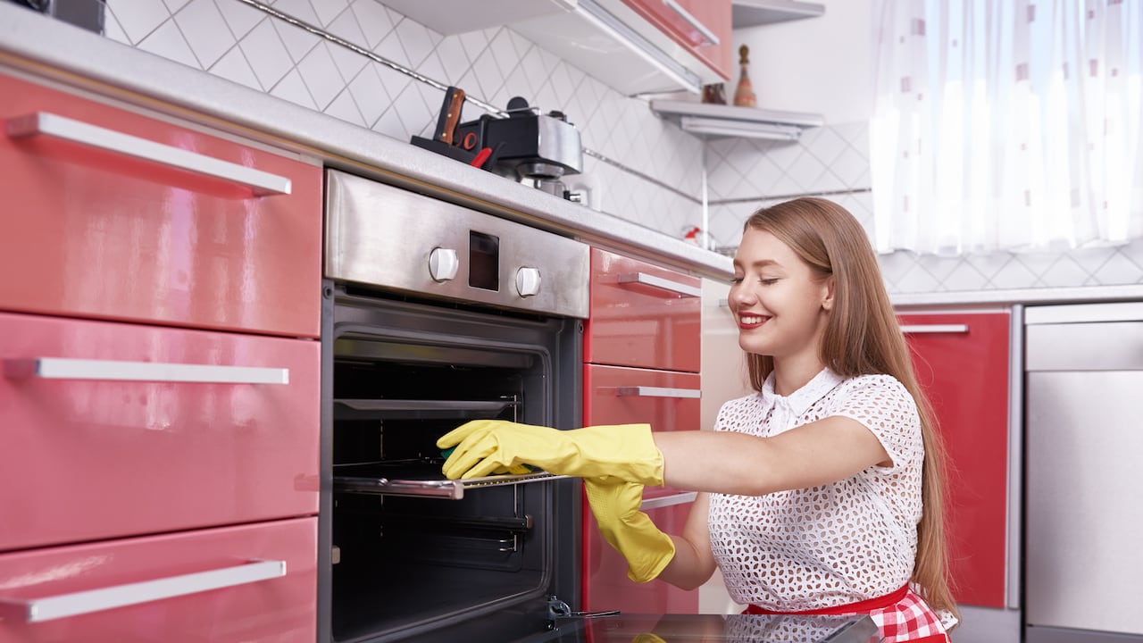 El método efectivo para remover las manchas de grasa del horno.