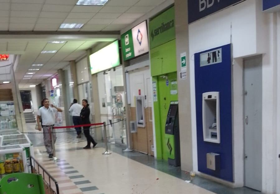 Interior del centro comercial en el que se registró el millonario robo.