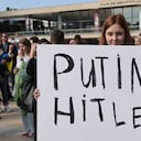 People protest to mark the first anniversary of the Russian invasion of Ukraine, in Tel Aviv, on February 24, 2023. (Photo by AHMAD GHARABLI / AFP)