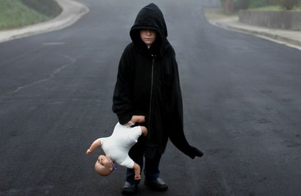 El fotógrafo Timothy Archibald se sentía absolutamente desconectado de su hijo autista Elijah, de cinco años de edad. ¿Por qué es así? ¿Tiene alguna enfermedad mental? ¿Debería estar medicado?, se preguntaba, mientras pensaba en lo difícil que era relacionarse con él. Fotografía: Timothy Archibald y BBC Mundo.