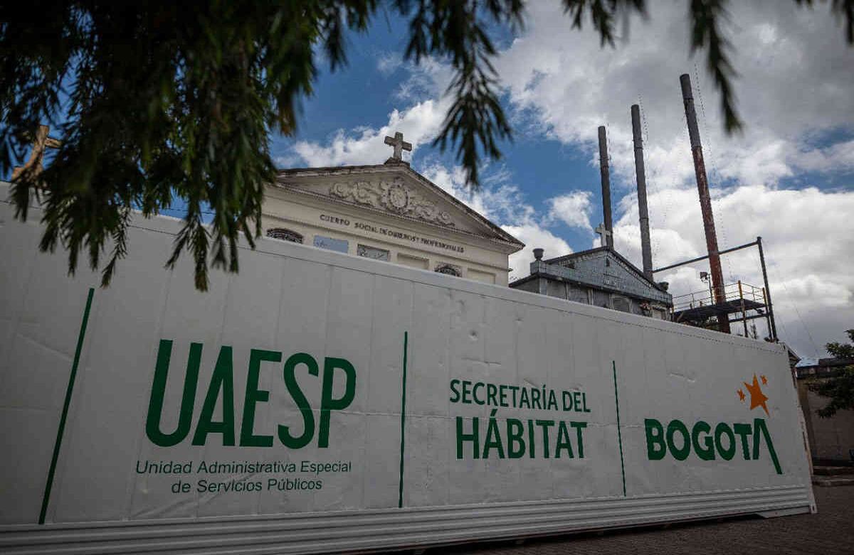 “La idea es que estos contenedores almacenen los cuerpos máximo dos días mientras pasan a cremación”, explicó Julio César Mejía, contratista de servicios funerarios de la Uaesp. Foto: Esteban Vega/SEMANA
