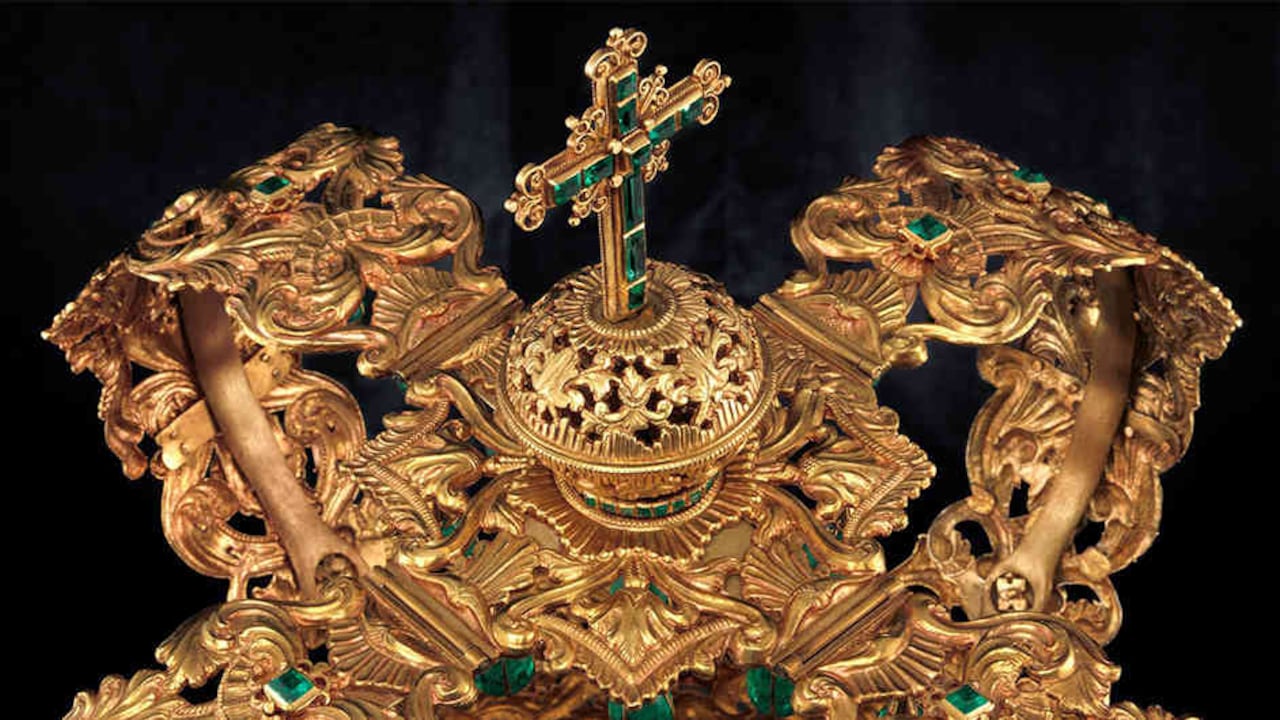 La Corona de la Virgen de la Inmaculada Concepción de Popayán tiene dos kilos y medio de oro y 443 esmeraldas colombianas.