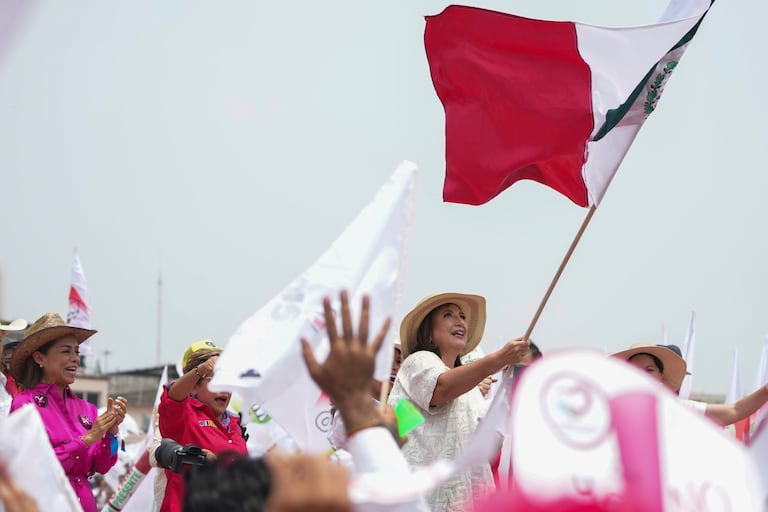 Más temprano, la candidata opositora Xóchitl Gálvez realizó un primer mitin en el municipio de La Paz, en las afueras de la Ciudad de México.
