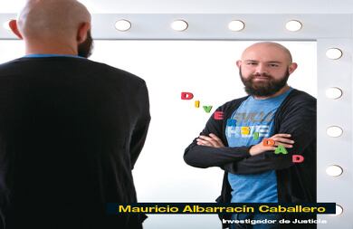 Este puede ser el año de la igualdad en Colombia. En 2015, la comunidad LGTBI ha materializado como nunca antes sus luchas históricas. En febrero sus miembros lograron adoptar a los hijos biológicos de su pareja, (lo que solo es posible en 20 países del mundo). En junio,  poder cambiar su sexo en una notaría.  En agosto, ganarle la pelea a Alejandro Ordóñez, procurador general de la Nación, para que los manuales de convivencia de los colegios no reprimieran la diversidad sexual. Y esperan que en los próximos meses la Corte Constitucional apruebe el matrimonio igualitario y la adopción total. Muchos de esos logros se deben a Colombia Diversa. La organización dirigida hasta hace poco tiempo por el abogado Mauricio Albarracín ha sido una de las grandes abanderadas de la lucha por la igualdad en Colombia. Orgullosamente santandereano, Albarracín le ha puesto durante toda su vida el alma a esta causa.  A sus 32 años se define como “el hijo gay de la Constitución de 1991”. Creció en ese nuevo país en el que la carta política le permitía a los jóvenes ser lo que soñaban y por eso asegura que nunca ha estado en el clóset.  Dice que se siente orgulloso de ser de provincia, de graduarse de una universidad pública y de haber sido criado por una mamá maestra.  Sus columnas y su Twitter lo han convertido en una voz relevante en la actualidad nacional y en un opinador de peso en temas constitucionales. Albarracín habla sin tapujos no solo de los derechos de los gais, sino también de las altas cortes, las drogas y la seguridad. Ahora trabaja en la organización Dejusticia. Sus particulares barbas y su manera de ser frentero no dejan que pase desapercibido en ninguna lucha que emprende. 