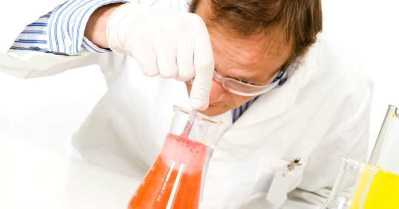 El hombre bañó a la víctima con una sustancia química que tenía camuflada en una bolsa transparente.