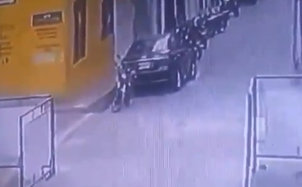 La moto explotó cuando  pasaba una motocicleta con dos personas a bordo.