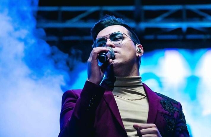 En entrevista con la periodista Eva rey, el artista reveló que no le duele pagar los impuestos, porque quiere que el país cambie.