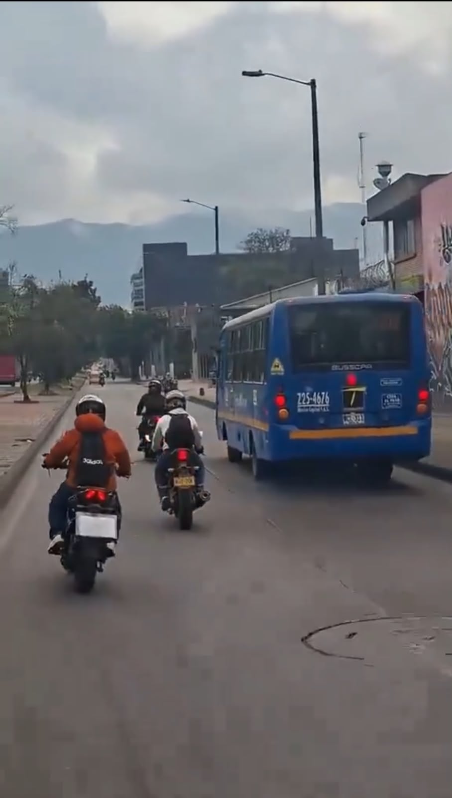 Tras el hecho, el motero se detuvo en frente del bus del SITP.