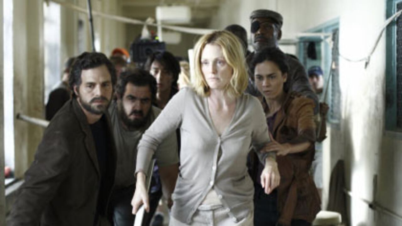 La esposa del médico (Julianne Moore), la única persona que no ha perdido la vista, guía al grupo de ciegos que ha sido puesto en cuarentena