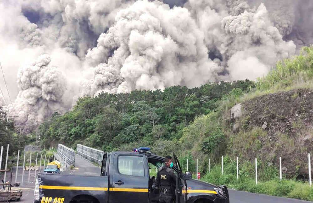 Una mezcla de cenizas, rocas y gases salió disparada de la montaña y provocó una avalancha que acabó con todo a su paso. Foto: AFP