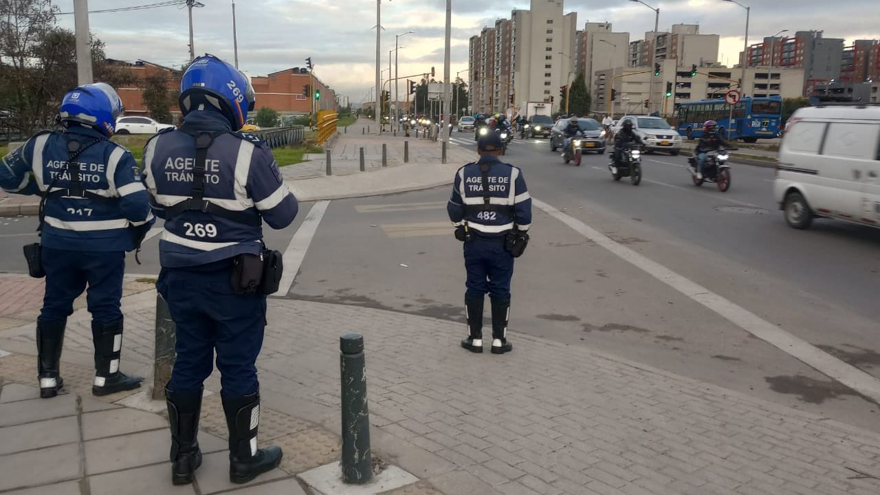 En agosto, las autoridades de Bogotá han impuesto más de 60 comparendos a motocicletas que han invadido por los andenes.