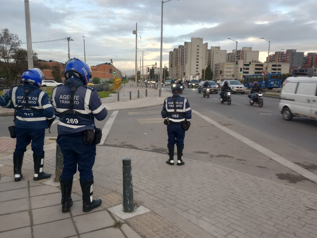 En agosto, las autoridades de Bogotá han impuesto más de 60 comparendos a motocicletas que han invadido por los andenes.
