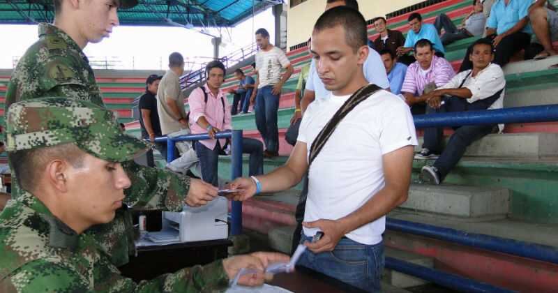 Entre los jóvenes que quedan exentos de prestar el servicio militar se encuentran quienes sean huérfanos de padre o madre que atiendan con su trabajo la subsistencia de sus hermanos incapaces de ganarse el sustento. Foto Ejército de Colombia.