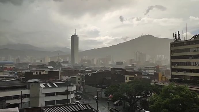 Un aguacero se registra en distintos sectores de la ciudad este jueves.