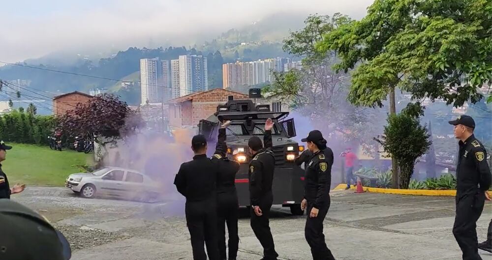 Tanqueta del antiguo Esmad ingresa a colegio privado de Sabaneta, Antioquia.