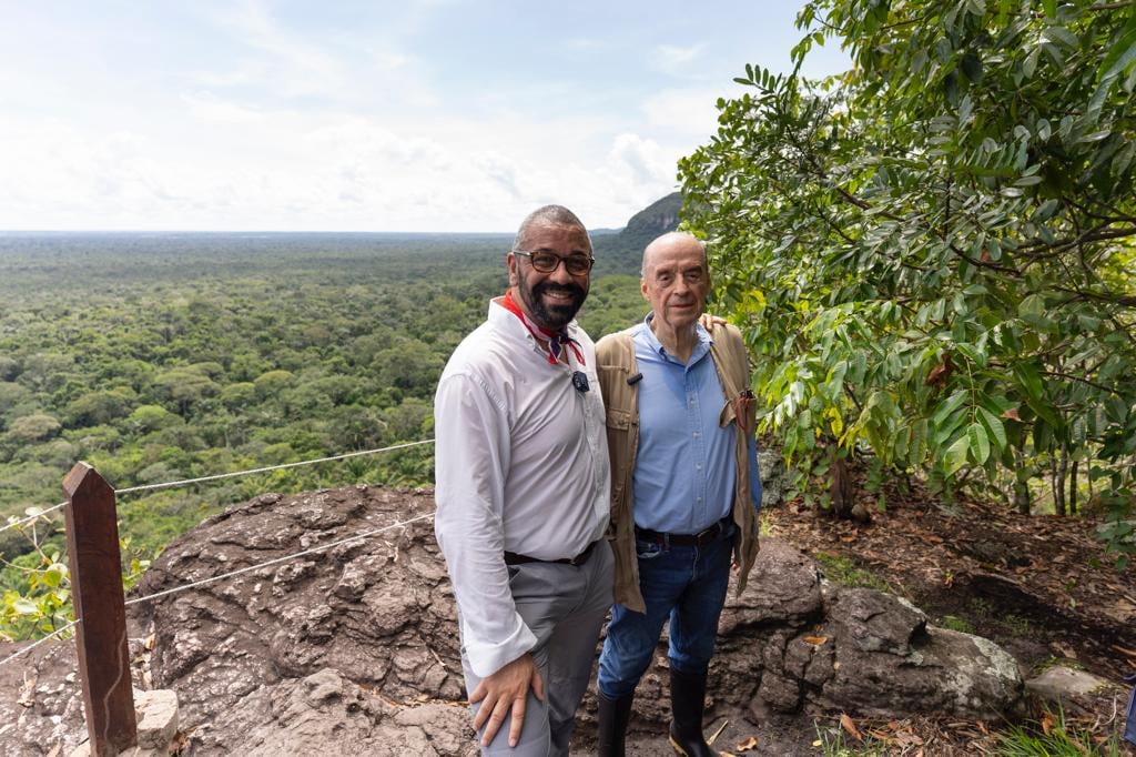 El canciller Jamer Cleverly y el ministro de Relaciones Exteriores colombiano Álvaro Leyva durante su visita a San José del Guaviare