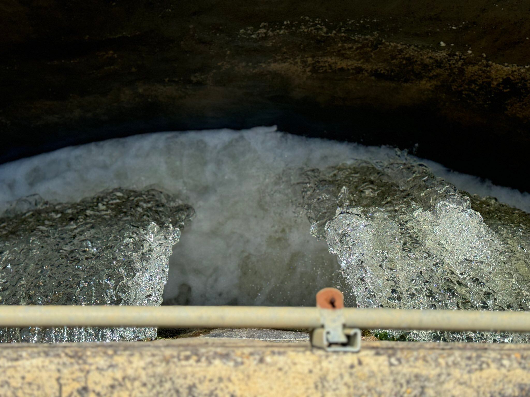 De acuerdo con la Personería de Bogotá, Una de las fallas es que existe un alto índice de conexiones ilegales en algunas tuberías. Hoy, en la capital, de cada 100 metros cúbicos se están perdiendo cerca de 40.