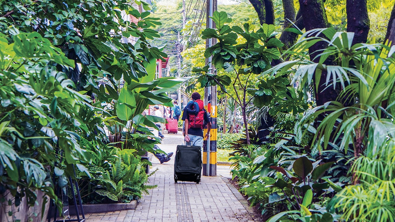 Turistas extranjeros en la ciudad de Medellín.