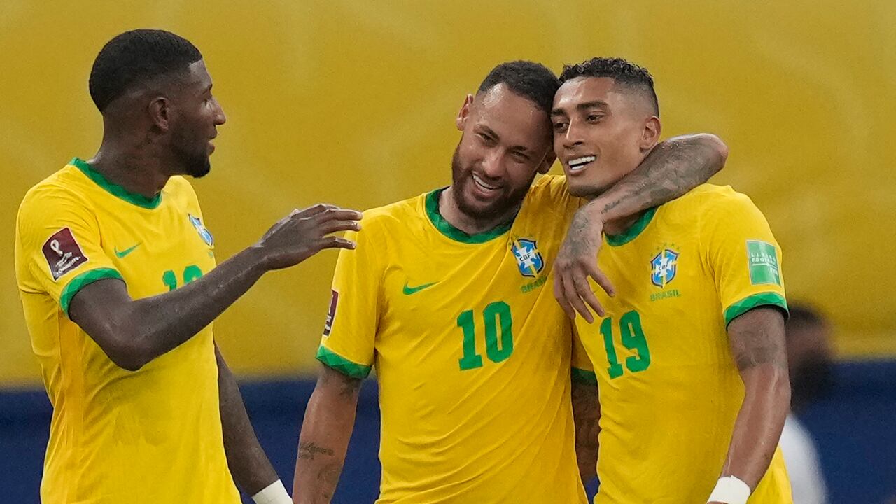 Neymar y Raphinha celebrando el primer gol de Brasil ante Uruguay