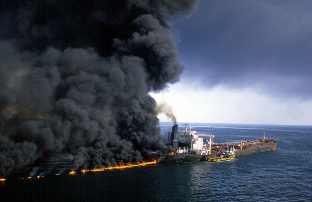 Petrolero en llamas durante la guerra Irán-Irak. Estrecho de Ormuz, en diciembre de 1987