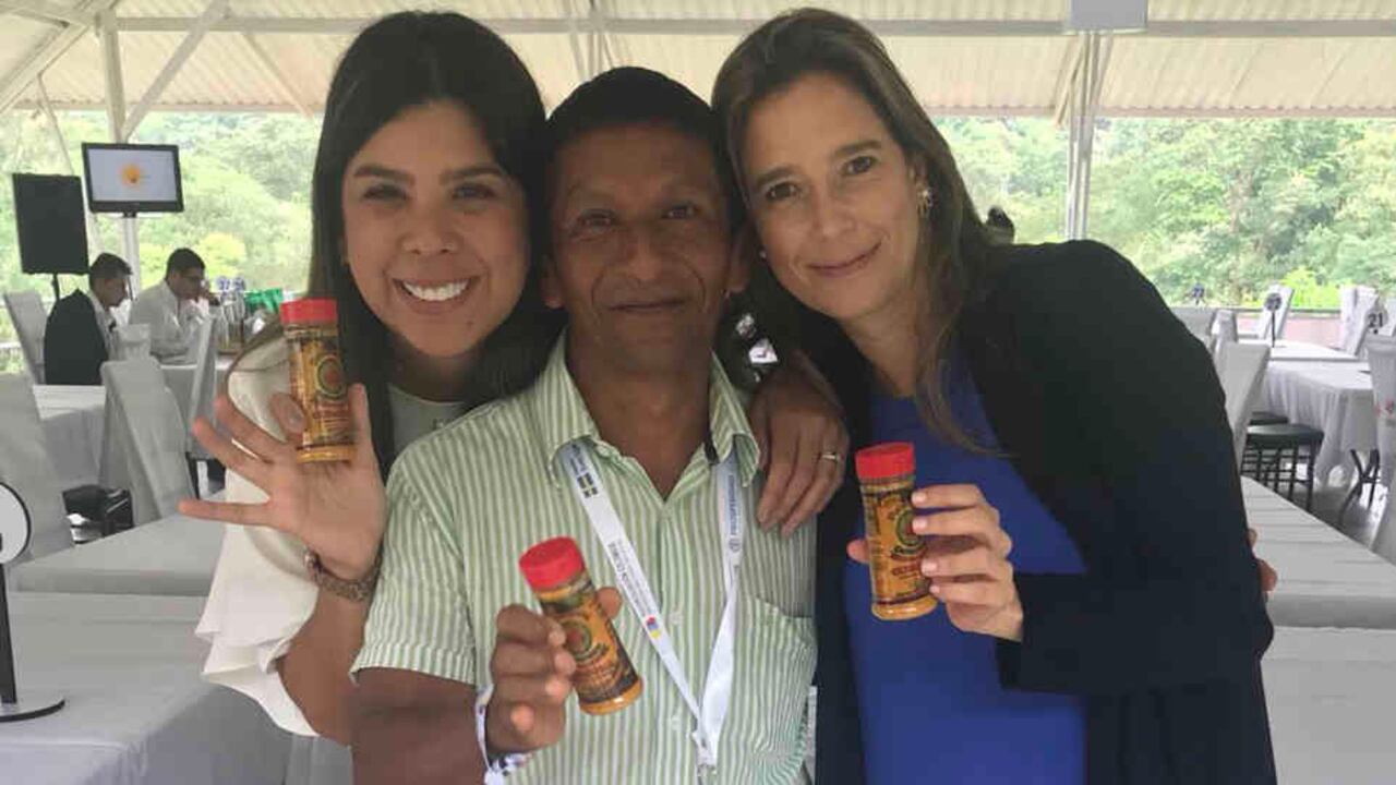 "Me volví compradora oficial de la cúrcuma de nuestro encantador emprendedor Simon Bolívar", trinó la directora de la corporación Cristina Plazas.