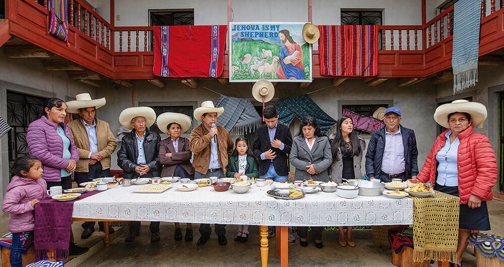  Pedro Castillo en un desayuno con su familia el día de la segunda vuelta presidencial, el 6 de junio de 2021, en Chota, Perú. Ese país ha vivido tiempos difíciles. La campaña fue dolorosa y dejó muchas heridas.