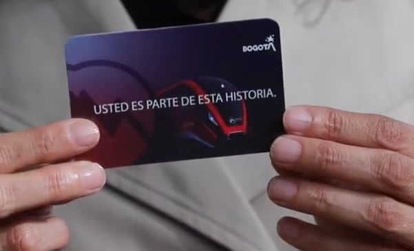 Tarjeta conmemorativa del Metro de Bogotá, que dará derecho a un primer viaje en el ferrocarril urbano.