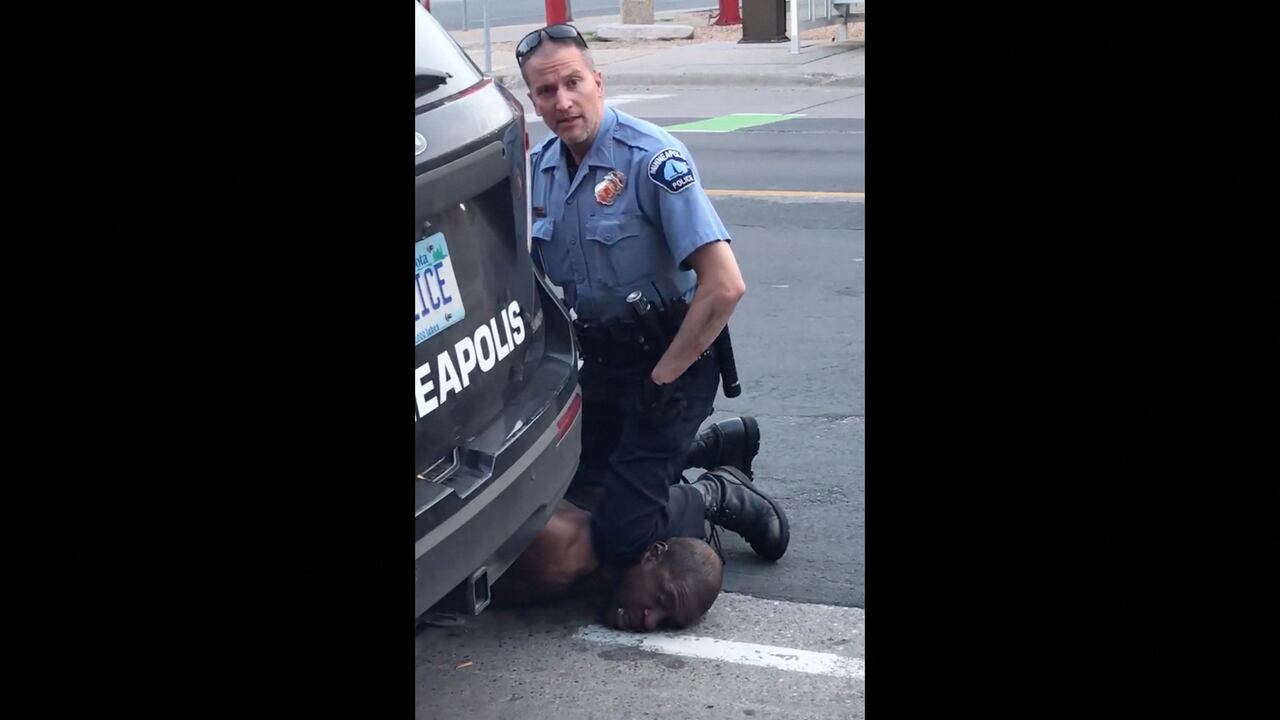 (FILES) This still image taken from a May 25, 2020, video courtesy of Darnella Frazier via Facebook, shows Minneapolis, Minnesota, police officer Derek Chauvin arresting George Floyd. - The Pulitzer Prize Board awarded a "special citation" on June 11, 2021, to Darnella Frazer, whose video of the murder of George Floyd by a police officer, sparked worldwide protests against racial injustice. Frazer was honored at a ceremony announcing the 2021 prestigious journalism awards for her "courageous" reporting of Floyd's May 2020 murder. (Photo by Darnella Frazier / Facebook/Darnella Frazier / AFP) / RESTRICTED TO EDITORIAL USE - MANDATORY CREDIT "AFP PHOTO / Facebook / Darnella Frazier" - NO MARKETING - NO ADVERTISING CAMPAIGNS - DISTRIBUTED AS A SERVICE TO CLIENTS