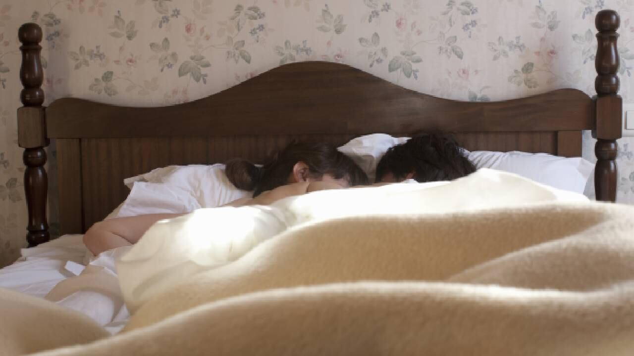 Estudio de la universidad de Arizona en Estados Unidos encontró los beneficios de dormir en pareja. Foto: Getty images.